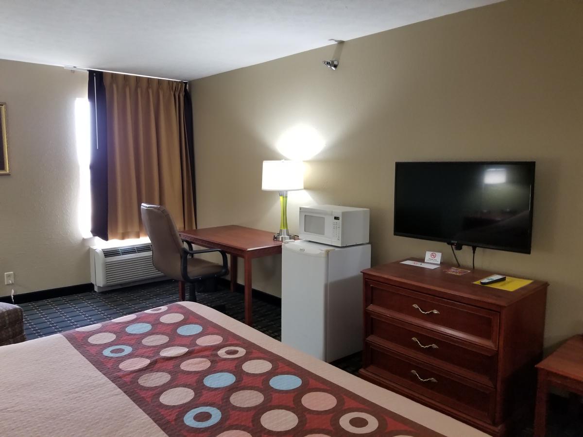 Super 8 By Wyndham Bellefontaine Hotel Room photo